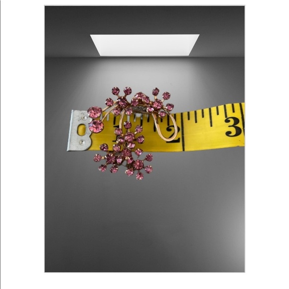 Vintage brooch with pink rhinestones on gold tone background m - Picture 3 of 5